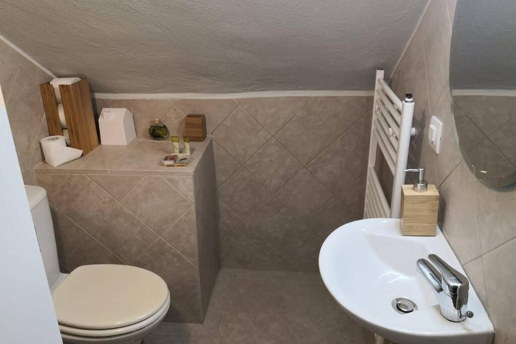 Appartamento Cozy House With Garden In The Old Town Salonicco Esterno foto