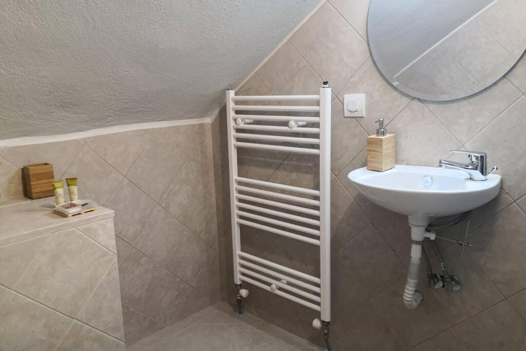Appartamento Cozy House With Garden In The Old Town Salonicco Esterno foto